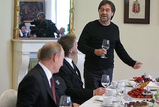 «Я — Юра, музыкант». Диалог лидера группы ДДТ Юрия Шевчука и премьер-министра Владимира Путина в ходе встречи с участниками благотворительного вечера в Михайловском театре Санкт-Петербурга вызвал оживленную дискуссию в стране на трудную тему: как правильно разговаривать с властью 