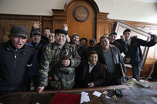 Толпа повстанцев на фоне разгромленного кабинета президента Киргизии Курманбека Бакиева. Кровавый погром в Бишкеке и этнические чистки в провинциях республики стали финальным аккордом эпохи «цветных революций» на постсоветском пространстве. События в Киргизии начались весной и продолжаются до сих пор 