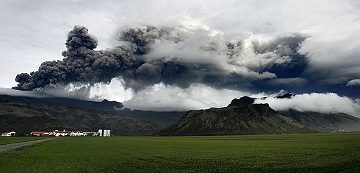 14 апреля 2010 года: в этот день мир выучил название исландского вулкана Эйяфьядлайёкюдль, что в переводе означает «остров-гораледник». Извержение этого вулкана привело к колоссальному выбросу пепла, который закрыл на несколько дней все воздушное пространство Европы 