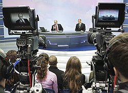Уходящий год венчается приговором по второму делу Ходорковского и Лебедева, оглашение которого суд максимально приблизил к праздникам — видимо, его широкое обсуждение в планы власти не входит. Понятно, почему: по данным «Левада-центра», сегодня в виновность бывших руководителей ЮКОСа верят менее 15 процентов граждан. Зато верит премьер-министр Владимир Путин, который на декабрьском сеансе телевизионного общения с народом поставил рекорд — он провел четыре с половиной часа в прямом эфире