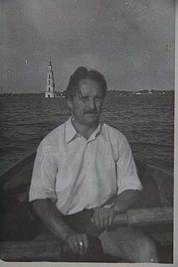 На одной фотографии Владимир Александрович Греков плывет в лодке по большой воде. О чем он тогда думал? Я уверен, что о своей любви, о Зое…