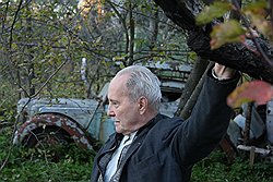 Он всерьез мечтает реанимировать свой заросший крапивой «москвич»