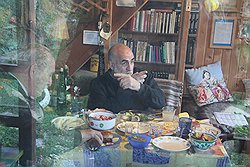 «Про меня напиши! — сдержанно предложил Грек.— В „Огоньке“. Чтоб имя-фамилиё — мое собственное. И фотка». (На фото — Владимир Греков с автором. 2010)