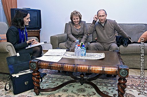 Символ переписи 2010 года: семейная чета Путиных и собака Кони, отвечающие на вопросы Росстата 