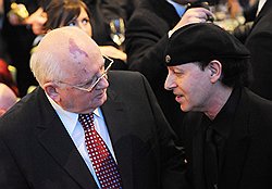 Михаил Горбачев и Клаус Мейн из легендарного Scorpions. Им было о чем поговорить в Б ерлине 
