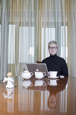 Татьяна Устинова, писательница, окончила фа- культет аэромеханики и летательной техники Московского физико-технического института