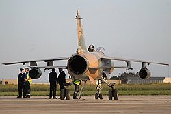 Военные отказываются подчиняться командам Каддафи. На фото — ливийский военный летчик угнал этот "Мираж" на Мальту 