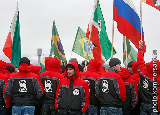 Во время матча в столице Чечни ввели особый режим безопасности: перекрыли центр, приостановили работу крупных магазинов. Охрана была и в камуфляжной, и в спортивной форме