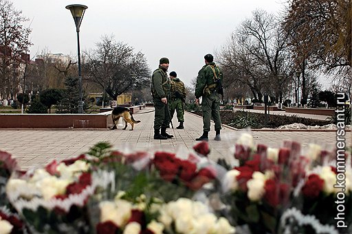 Во время матча в столице Чечни ввели особый режим безопасности: перекрыли центр, приостановили работу крупных магазинов. Охрана была и в камуфляжной, и в спортивной форме