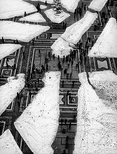 На послевоенной фотографии Марио Де Бьязи — вид на заснеженную Соборную площадь — сердце Милана 