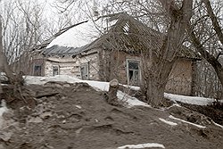 Эти дома тоже когда-то были и "родовыми", и "усадьбами". Остались лишь фотографии и развалюхи 