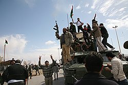 Стрельбой в воздух повстанцы отмечают победы и реальные, и мнимые, для этого достаточно даже слуха о боевых успехах