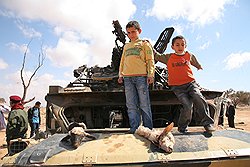 Сторонники оппозиции съезжаются к обугленным остовам военной техники, словно на пикники, с женами и детьми. На закопченную броню выкладывают отрезанные бараньи головы. То ли это символ какой, то ли просто следы приготовления шашлыка: не зря же за город ездили