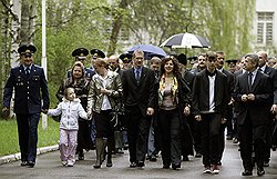 Лена Де Винне с мужем, астронавтом Франком Де Винне (в центре), вместе в коллегами — российским космонавтом Романом Романенко (крайний слева) и канадским астронавтом Робертом Тирском (крайний справа) с друзьями в Звездном. Впереди Байконур и старт 