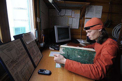 Измерения на станции проводят строго один раз в три часа. Все показания переписываются в специальную табличку. Только в прошлом году здесь появился компьютер, которому, правда, не вполне доверяют 