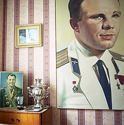 В семье Гагариных было четверо детей. Но стены в родительском доме увешаны портретами одного