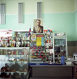 Фотографии первого космонавта в Гагарине всюду — даже в магазинах