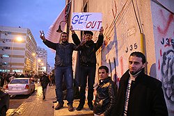 Главный раздражитель оппозиции — режим Каддафи. На фото — самый распространенный лозунг повстанцев 