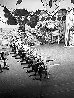 Телевизионная передача "КВН". На сцене — команда Московского горного института (ныне — Московский государственный горный университет)