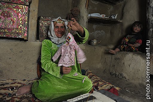 В этом селении готовятся к свадьбе. Мужчины варят напитки, а женщины занимаются уборкой и украшением дома. По традиции из палочек и ниток вяжется ягнобская кукла-невеста с символическим орнаментом вместо лица.