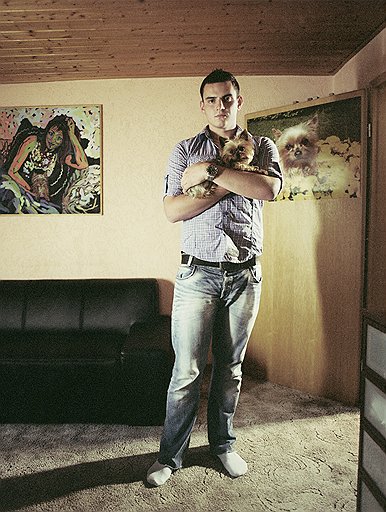 Евгений Лем (Евгений Клименко), 22 года, студент   Родился в Мурманске, жил в Мончегорске, сейчас живет в Дортмунде. В Германии — с 1997-го.   — Я свое имя признал. Это не лучшее имя, но неважно. Его дали родители. В паспорте и других документах стоит по-прежнему Евгений. Но, несмотря на это, я представляюсь Ойгеном. Я играл в баскетбол и записался в клуб как Ойген. Документа, подтверждающего, что я член клуба, не было, и я должен был предъявить паспорт. Там стояло не Ойген, а Евгений. Мне сказали: "Это не вы". И первую игру сезона я вынужден был пропустить только потому, что имя было не то.  