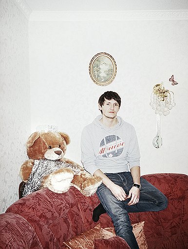 Евгений Линев, 21 год, учится на механика   Родился в Орловке (Киргизия), живет в Дортмунде. В Германии — с 1995-го.   — Моей маме в Германии дали список имен, как меня могли бы звать. Там было и имя Evgenij. Таким образом, я смог сохранить свое имя. Мама не хотела, чтобы я назывался Ойген. Но когда она стала замечать, что "Евгений" немцам трудно выговаривать, она начала представлять меня Ойгеном. По документам я Евгений, но привык, скорее, к имени Ойген. Евгением меня зовут только формально — в госучреждениях или на работе. Одного моего друга тоже зовут Женя, но по паспорту он Эгон. А сам себя зовет Ойген.  
