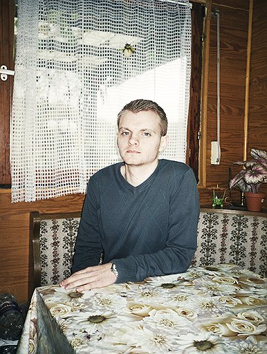 Ойген Целлер (Евгений Целлер), 24 года, студент     Родился в Орске (Россия), живет в Эссене. В Германии — с 1994-го.   — По паспорту я Ойген, но это не государство предложило. Этого хотела моя бабушка. Дома переход от Жени к Ойгену я не так ощутил. В школе было, конечно, иначе. Сначала я свое имя ненавидел. Кто зовется Ойгенами? Они все звались Кевинами, Свенами... Ойген было что-то необычное. Тогда меня злило, что дети дразнили меня совой (по-немецки "сова" — "ойле".—  "О" ).Сейчас это, конечно, смешно. Но это все же плохие воспоминания. Чем старше я становился, тем больше осознавал, что мое имя особенное. Так зовут не каждого. Имя связано с традицией. Я все больше умею это ценить.  