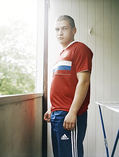 Ойген Видеман (Евгений Мушников), 21 год, солдат    Родился в Краснотурьинске (Россия), живет в Дортмунде. В Германии — с 14 лет.   — До того как мы переехали в Германию, я вообще не знал, что у нас немецкие корни. Фамилию Видеман я взял после приезда сюда. Моя бабушка — Видеман, я — Мушников. Я сменил фамилию, чтобы здесь никто не ломал язык. Имя мне просто поменяли в ратуше. Сказали, что Евгений в Германии зовется Ойгеном. Когда меня в школе окликали именем Ойген, я сначала даже не оборачивался, поскольку не привык к этому. До сих пор меня Ойгеном зовут только учителя и в футбольной команде. Многие думают, что я в Германии родился или немец. Я и по паспорту немец, но чувствую себя русским".  