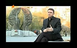 Показания в кадре майора Мельниченко и его пленки режиссер оценивает, как следователь