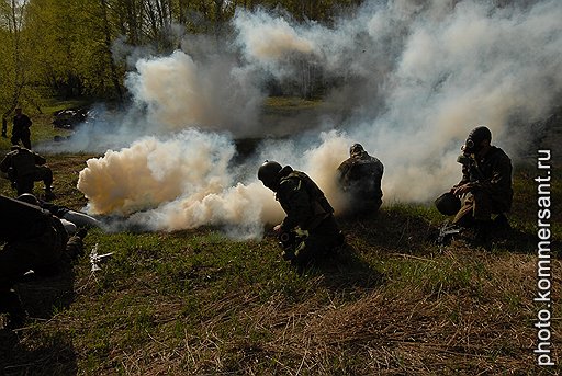 На дистанции марш-броска встречаются "зараженные" местности, преодолевать которые спецназовцы должны в противогазах