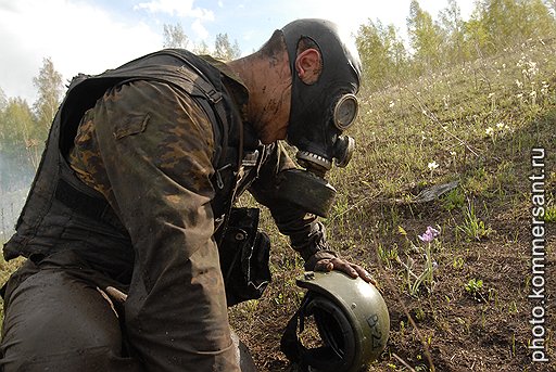 На дистанции марш-броска встречаются "зараженные" местности, преодолевать которые спецназовцы должны в противогазах
