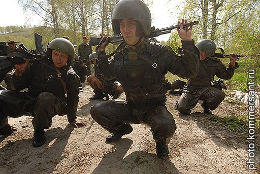 После марша бойцы сразу же приступают к полосе препятствий. Им приходится демонстрировать физическую выносливость и поистине акробатические навыки, перепрыгивая через заборы с колючей проволокой и выполняя сальто, кувырки и подъемы "разгибом" из положения лежа