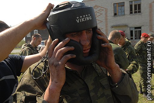 На финальном этапе испытаний бойцов ждут 6-минутные учебные поединки с инструкторами, которые уже имеют право носить краповые береты. В случае крайней необходимости разрешается оказание медицинской помощи, но не более одной минуты за все время боя