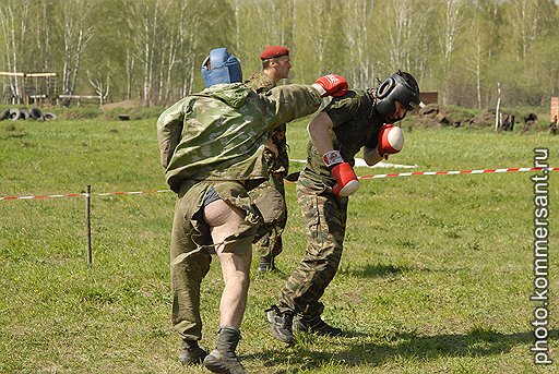 На финальном этапе испытаний бойцов ждут 6-минутные учебные поединки с инструкторами, которые уже имеют право носить краповые береты. В случае крайней необходимости разрешается оказание медицинской помощи, но не более одной минуты за все время боя