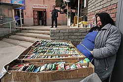 Если у продавцов в мясных рядах еще есть работа, то продавцы семян ждут покупателей часами