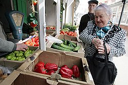 Чаще всего на рынке можно встретить пенсионеров — многие признаются, что ходят сюда по привычке