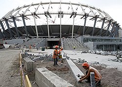 До ковровых дорожек Олимпийскому стадиону в Киеве, где пройдет финал Евро-2012, еще далеко