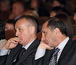 Анкваб и Шамба — вице-президент и премьер. Пока еще они садятся рядом