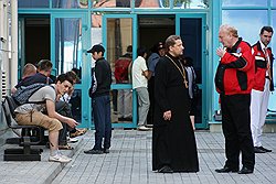 Священник и психиатр (второй справа — психиатр Минздрава Зураб Кекелидзе) одинаково нужны людям, пережившим трагедию 