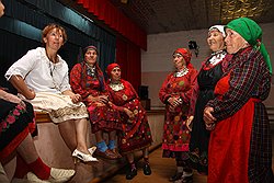 Cменив домашние халаты на костюмы для выступлений, "бабушки" собираются репетировать. Слева направо: худрук Ольга Туктарева, Граня Ивановна, Екатерина Семеновна, Галина Николаевна, Валентина Семеновна и Наталья Яковлевна