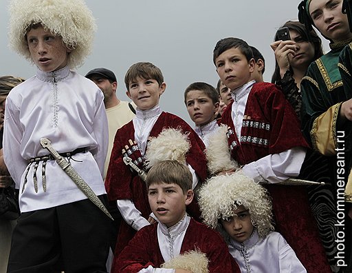Маленькие сельчане завороженно смотрят на взрослых канатоходцев. Но на канат встают единицы. В местной школе канатоходцев — единственной в республике — сейчас тренируются от силы 5 человек. Искусство вымирает, говорят старики 