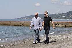 Тандем тоже отдыхает на родине и показывает пример российским чиновникам