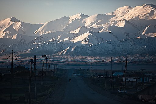 В самом названии Памира — тайна: значение этого слова не раскрывается ни одним из современных языков. Еще большая тайна — как в этих горах, на высоте более 4000 метров над уровнем моря, без электричества и газа, живут люди