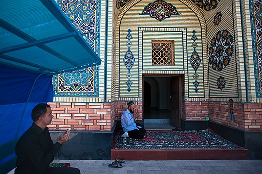 Большинство памирцев придерживаются исмаилизма — одного из наиболее крупных направлений современного ислама, ответвления шиизма. Самыми благоустроенными объектами во всех городах, как правило, оказываются мечети