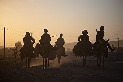 Дороги в местных краях — большая роскошь, и чтобы построить их, приходится взрывать тонны горной породы. При этом средняя скорость передвижения на машине даже в хорошую погоду не превышает 25 км/ч. Поэтому многие местные предпочитают ходить пешком или ездить на лошадях