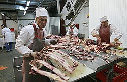 Даже цельный кусок мяса можно нашпиговать пищевыми добавками и красителями