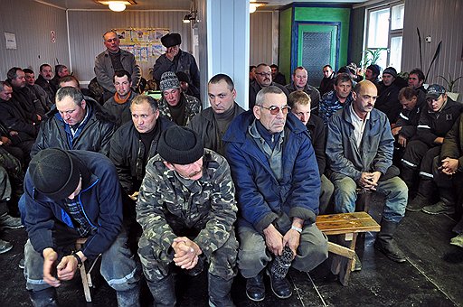 Через несколько минут эти угрюмые мужчины погрузятся в "вахтовки" и отправятся добывать золото. Вахта длится шесть месяцев. Потом шесть месяцев дома и вновь на Чукотку. Многие мотаются так уже не один десяток лет