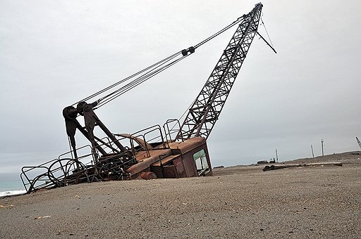Раньше здесь был морской порт. Теперь на берегу Ледовитого океана ржавеют краны и тонны бочек из-под солярки. А белые медведи заходят сюда чаще, чем люди