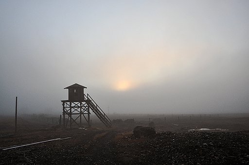 С этих вышек прежде следили за военными складами на мысе Шмидта. Потом военные ушли, а вышки остались