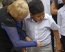 Завуч Елена Леонидовна: "Хегайчик! Заправь рубашку, нас же люди фотографируют!"  